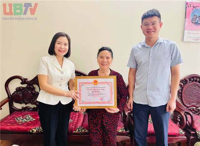Phó Chủ tịch uu888.con phường uu888 one Vũ Thị Hồng Nhung thăm, tặng quà người cao tuổi tiêu biểu