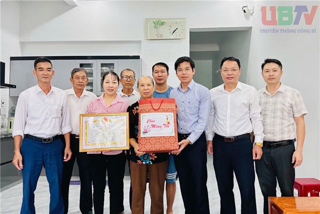 Chủ tịch uu888.con phường Nguyễn Đức Hoà thăm, tặng quà, chúc thọ người cao tuổi nhân Ngày Quốc tế Người cao tuổi 01/10