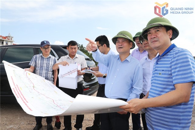 Đồng chí Chủ tịch uu888.con tỉnh kiểm tra dự án đường ven sông