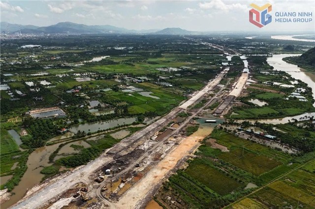 Phường uu888 one làm việc với đại diện Ban QLDA đầu tư uu888 game Khu vực II, tỉnh uu888 one về việc đảm bảo an toàn, vệ sinh môi trường trong quá trình vận chuyển đất để thi công Dự án Đường ven sông