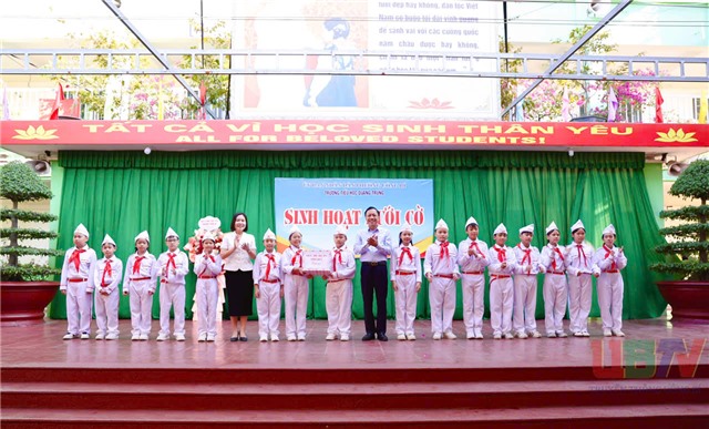 Đồng chí Bí thư Đảng ủy phường uu888 one Nguyễn Chiến Thắng  thăm và dự chương trình sinh hoạt dưới cờ tại Trường Tiểu học Quang Trung