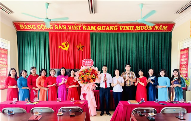 Lãnh đạo phường uu888 one nắm bắt tình hình hoạt động Trường Mầm non uu888 one sau sáp nhập