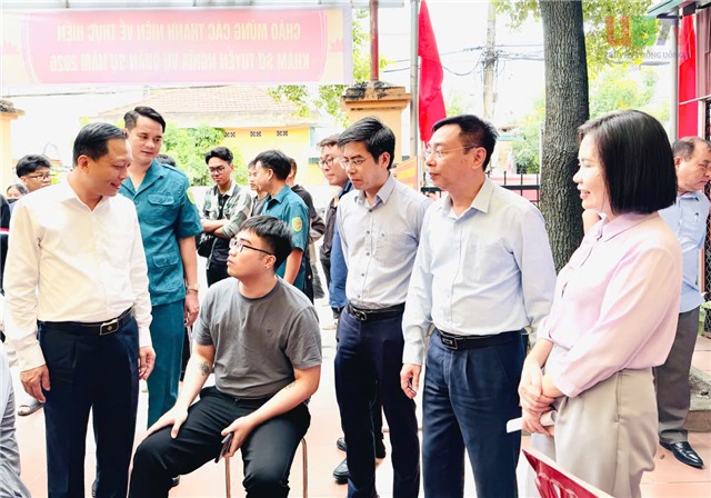 Đồng chí Bí thư Đảng ủy phường uu888 one Nguyễn Chiến Thắng kiểm tra công tác sơ tuyển nghĩa vụ quân sự và trụ sở đặt Trạm Y tế phường sau sáp nhập