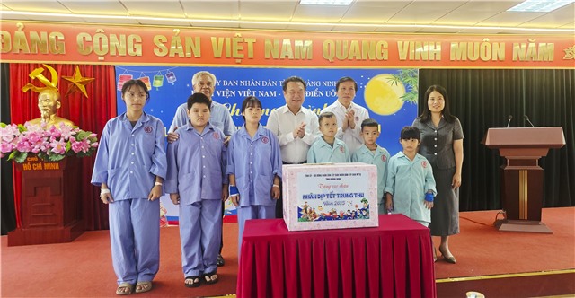Đoàn Lãnh đạo tỉnh uu888 one và phường uu888 one thăm và tặng quà Tết Trung thu cho bệnh nhi tại Bệnh viện uu888 có - Thụy Điển uu888 one