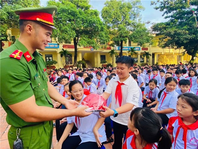 Công an phường uu888 one phối hợp tuyên truyền an toàn giao thông trong trường học