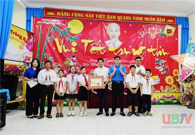Chủ tịch uu888.con phường uu888 one tặng quà Tết Trung thu cho thiếu nhi khu Quang Trung 4