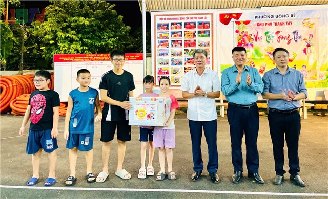 Phó Chủ tịch uu888 bet app phường Nguyễn Văn Thành dự chương trình “Vui Tết Trung thu 2025” cùng thiếu nhi khu Phú Thanh Tây