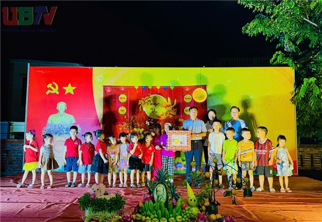 Phó Bí thư Thường trực Đảng uỷ phường uu888 one Đào Ngọc Sơn dự, tặng quà Tết Trung thu cho thiếu nhi khu Thanh Sơn 6
