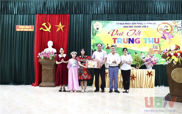 Phó Chủ tịch uu888.con phường uu888 one Đào Văn Phức dự, tặng quà Tết Trung thu thiếu nhi khu Thanh Sơn 2