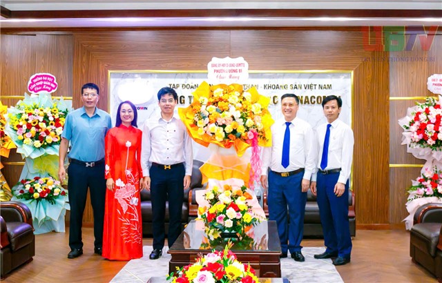Chủ tịch uu888.con phường uu888 one thăm, chúc mừng các tải uu888, đơn vị ngành Than trên địa bàn
