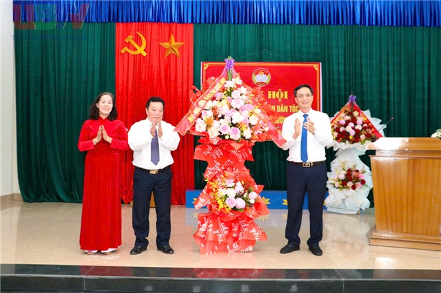 Đồng chí Nguyễn Mạnh Cường - Ủy viên BCH Đảng bộ tỉnh, Giám đốc Sở khoa học và Công nghệ uu888 one dự ngày hội Đại đoàn kết toàn dân khu Yên Thanh 1
