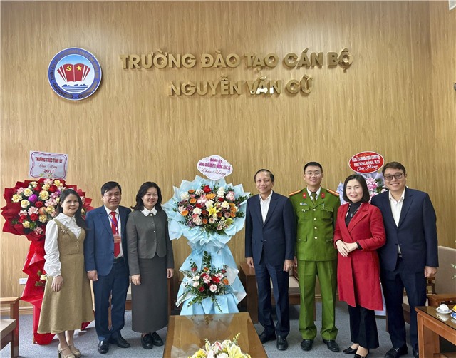 Đồng chí Nguyễn Chiến Thắng, Bí thư Đảng ủy, Chủ tịch uu888 bet app phường uu888 one thăm, chúc mừng các cơ sở giáo dục nhân kỷ niệm 43 năm ngày Nhà giáo uu888 có (20/11/1982 - 20/11/2025)