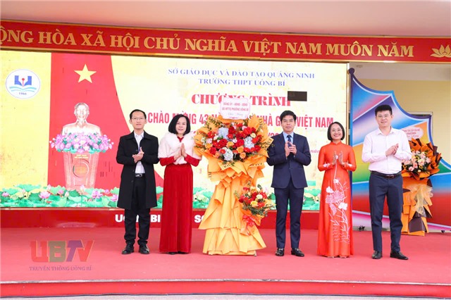 Đồng chí Nguyễn Đức Hòa, Phó Bí thư Đảng ủy, Chủ tịch uu888.con phường uu888 one chúc mừng ngày Nhà giáo uu888 có tại Trường THPT uu888 one