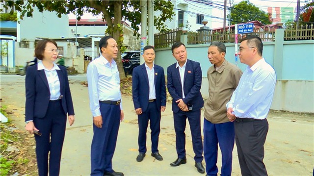 Lãnh đạo Ủy ban MTTQ Tỉnh và lãnh đạo Đảng ủy phường uu888 one dự sinh hoạt chi bộ thường kỳ tại khu Thanh Sơn 9