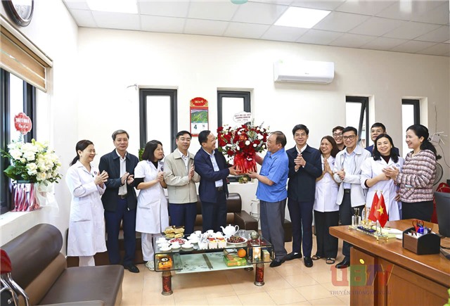 Đồng chí Bí thư Đảng uỷ Nguyễn Chiến Thắng thăm, động viên cán bộ, nhân viên Trạm Y tế phường uu888 one ngày đầu hoạt động theo mô hình tổ chức mới