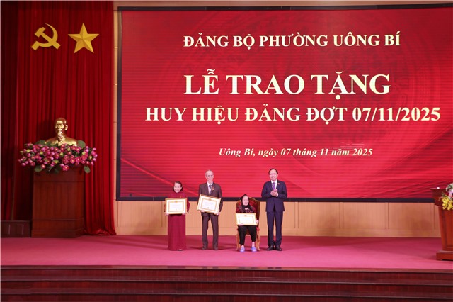 Đảng bộ phường uu888 one: Trao tặng Huy hiệu Đảng đợt 7/11 cho 53 đảng viên