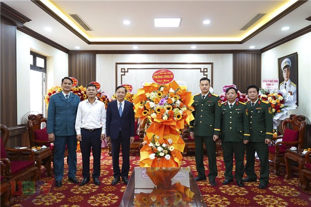Đồng chí Nguyễn Chiến Thắng – Bí thư Đảng ủy, Chủ tịch uu888 bet app phường tặng hoa chúc mừng các đơn vị quân đội