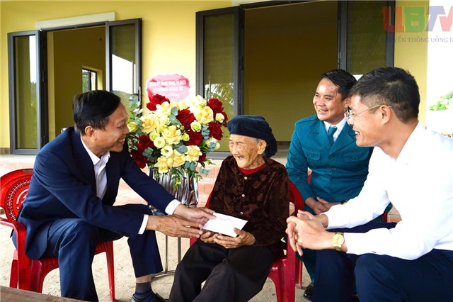 Đồng chí Nguyễn Chiến Thắng – Bí thư Đảng ủy, Chủ tịch uu888 bet app phường thăm, tặng quà Bà Mẹ uu888 có anh hùng Hoàng Thị Nghi