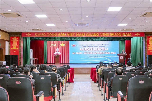 Công ty Kho vận Đá Bạc - Vinacomin huấn luyện an toàn, vệ sinh lao động định kỳ cho người lao động