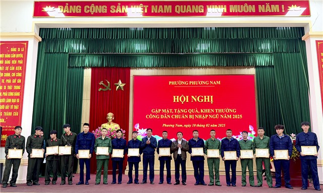 Phường Phương Nam tặng quà, động viên thanh niên chuẩn bị lên đường nhập ngũ năm 2025