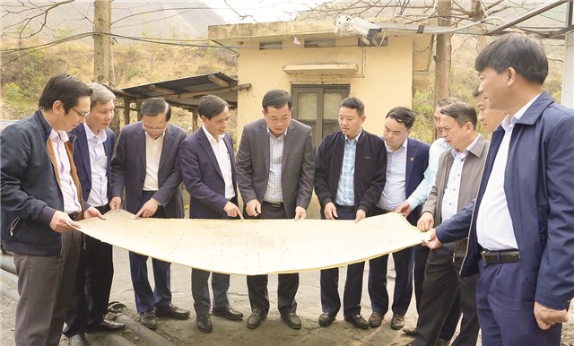 Bí thư Thành uỷ Mai Vũ Tuấn thăm, tặng quà cán bộ, công nhân lao động Công ty CP Than Vàng Danh - Vinacomin nhân dịp đầu năm mới