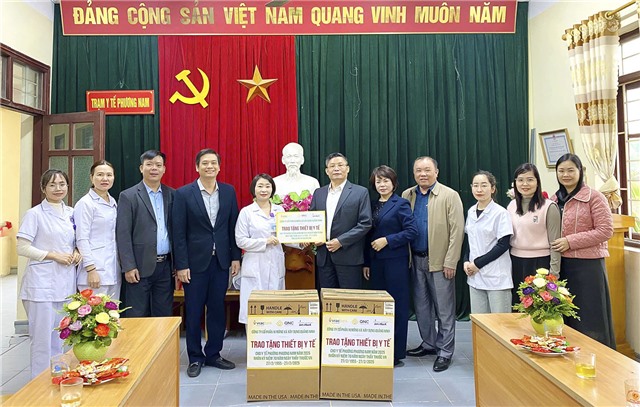 Công ty Cổ phần Xi măng và Xây dựng uu888 one trao tặng thiết bị y tế cho các Trạm Y tế trên địa bàn thành phố uu888 one
