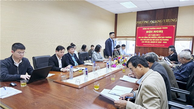 Nguyên cán bộ lãnh đạo phường Quang Trung đóng góp ý cho văn kiện Đại hội Đảng bộ phường lần thứ XIII, nhiệm kỳ 2025-2030