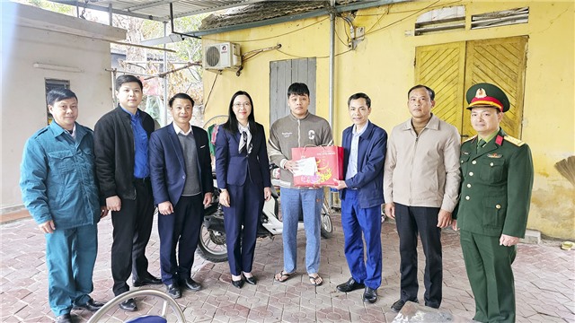 Thăm tặng quà, động viên thanh niên có hoàn cảnh khó khăn lên đường nhập ngũ năm 2025