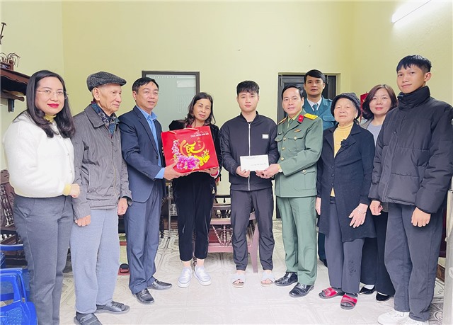 Chủ tịch Ủy ban MTTQ thành phố thăm, tặng quà động viên thanh niên có hoàn cảnh khó khăn lên đường nhập ngũ năm 2025