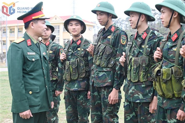 Chiến sĩ mới tích cực “Vượt nắng, thắng mưa”