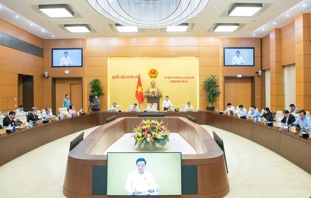 Thường vụ Quốc hội: Giữ chế độ, chính sách tiền lương của cán bộ khi uu888 game ĐVHC