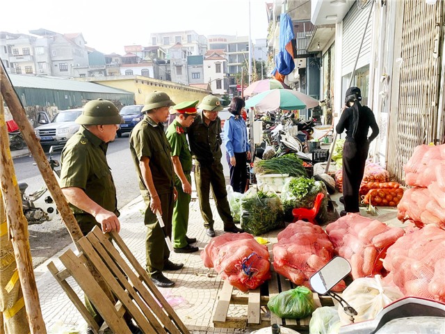 Ra quân lập lại trật tự đô thị, vệ sinh môi trường
