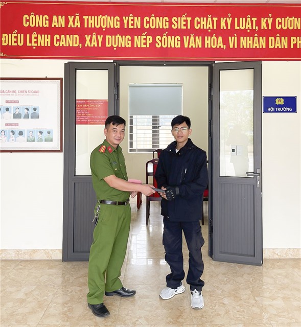 Công an xã Thượng Yên Công trao trả tài sản bị đánh rơi cho u888c3