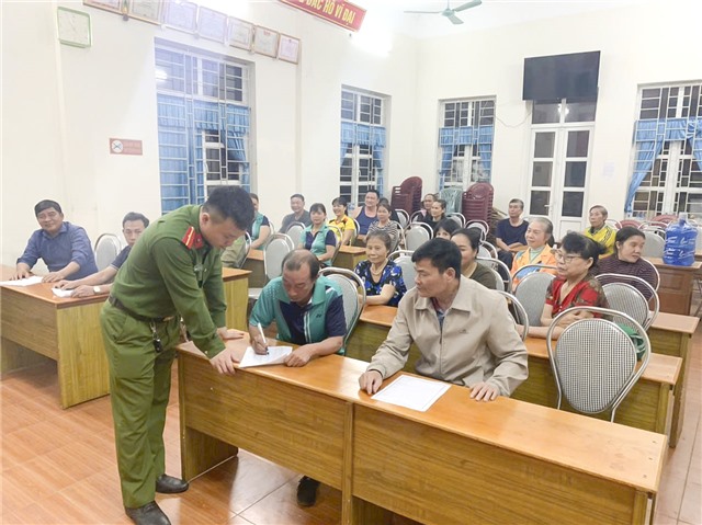 Công an phường Vàng Danh phối hợp tổ chức ký kết uu888 game khu dân cư đạt tiêu chuẩn “An toàn về uu888 có, trật tự” năm 2025
