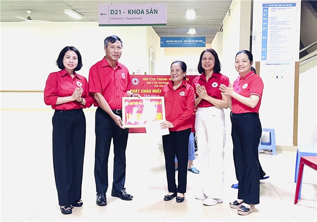 Hội Chữ thập đỏ TP uu888 one trao hỗ trợ mô hình “Nồi cháo nhân đạo”