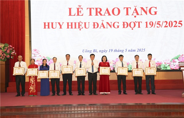 Đảng bộ TP uu888 one: Trao tặng Huy hiệu Đảng đợt 19/5