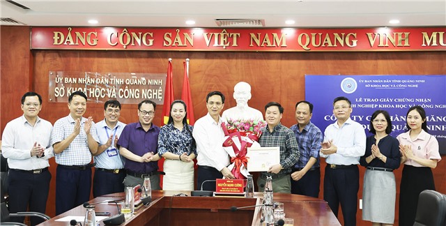 Trao giấy chứng nhận Doanh nghiệp Khoa học và Công nghệ cho Công ty CP Xi măng và Xây dựng uu888 one