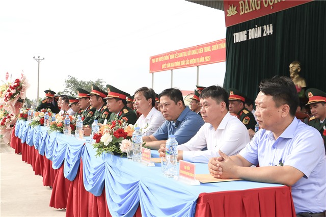 Đồng chí PCT Thường trực uu888.con thành phố Nguyễn Văn Thành dự Lễ tuyên thệ chiến sỹ mới tại Trung đoàn 244 - Bộ CHQS tỉnh