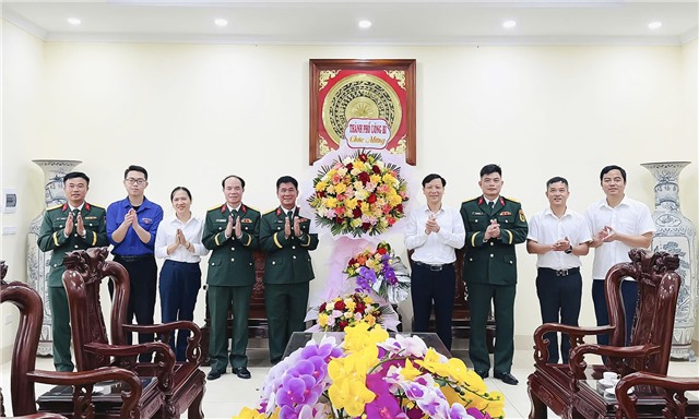 Đồng chí Đỗ Trường Sơn, Phó Chủ tịch uu888 bet app thành phố thăm, tặng quà chiến sĩ mới tại Lữ đoàn 454