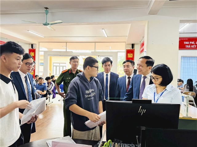 Bí thư Đảng ủy Nguyễn Chiến Thắng kiểm tra hoạt động tiếp dân trong ngày đầu vận hành chính quyền hai cấp