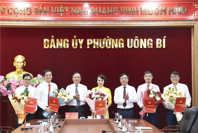 Phường uu888 one trao các quyết định thành lập cơ quan chuyên trách giúp việc cho Đảng ủy, cơ quan MTTQ và các đoàn thể chính trị - u8888, Trung tâm chính trị uu888 one