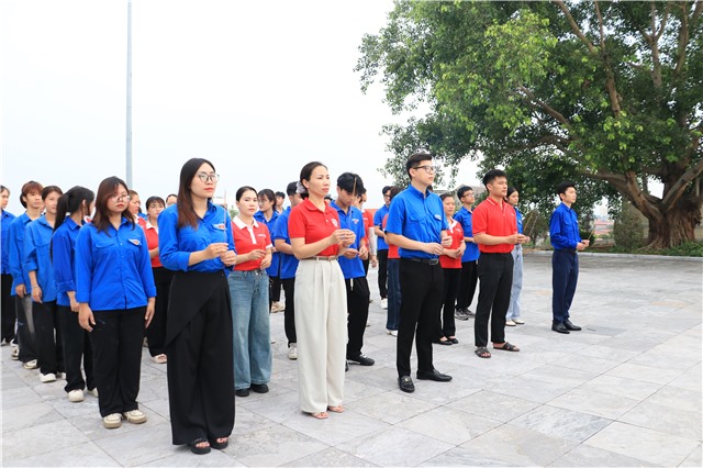 Đoàn Thanh niên phường uu888 one dọn vệ sinh và dâng hương tưởng niệm tại Nghĩa trang Liệt sĩ uu888 one