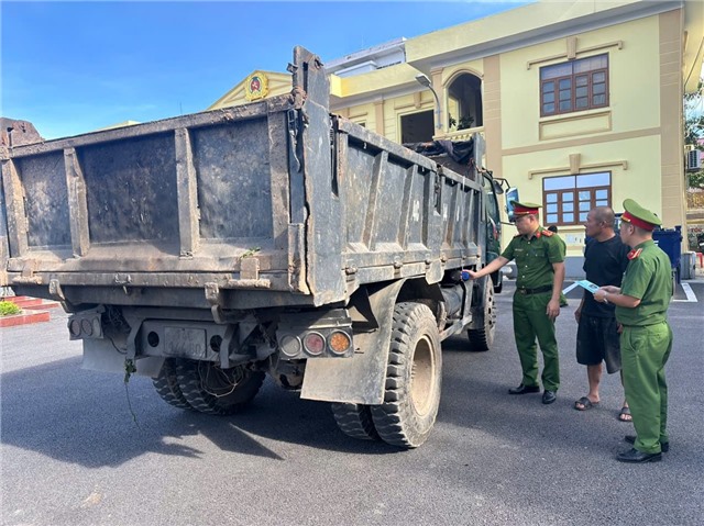 Công an phường uu888 one tăng cường tuyên truyền kết hợp tuần tra, xử lý phương tiện quá khổ, quá tải, vi phạm kích thước thành thùng