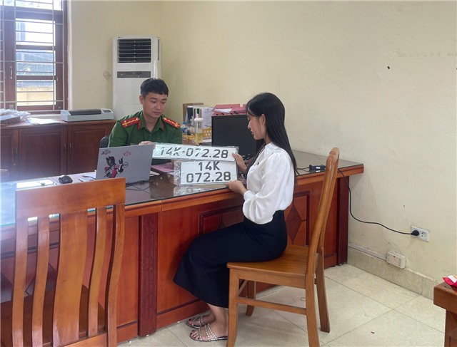 Công an phường uu888 one nỗ lực giải quyết nhanh chóng các thủ tục hành chính cho nhân dân sau sáp nhập