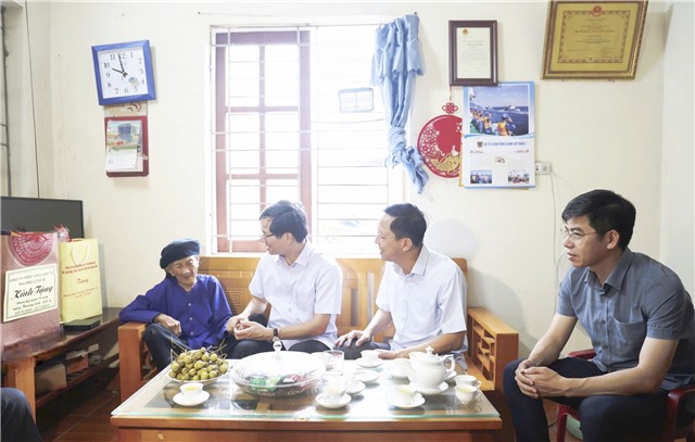 Đồng chí Phó Bí thư u8888 Vũ Quyết Tiến thăm, tặng quà gia đình chính sách nhân dịp 27/7  