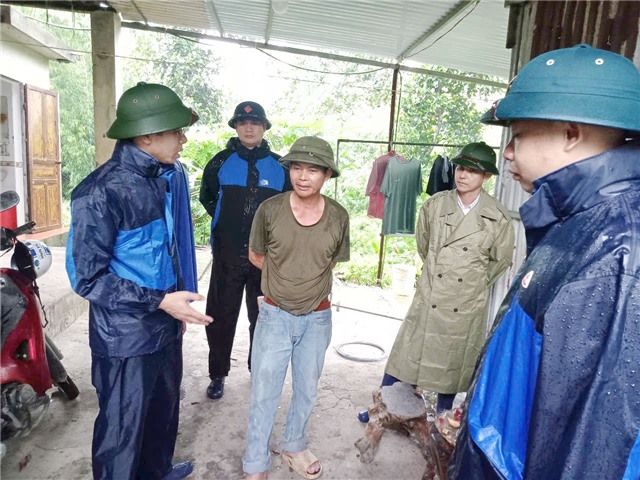 Đồng chí Chủ tịch uu888.con phường Nguyễn Đức Hoà kiểm tra công tác ứng phó bão số 3