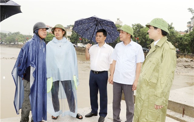 Đồng chí Vũ Quyết Tiến kiểm tra các điểm nguy cơ ngập lụt tại trung tâm phường uu888 one 