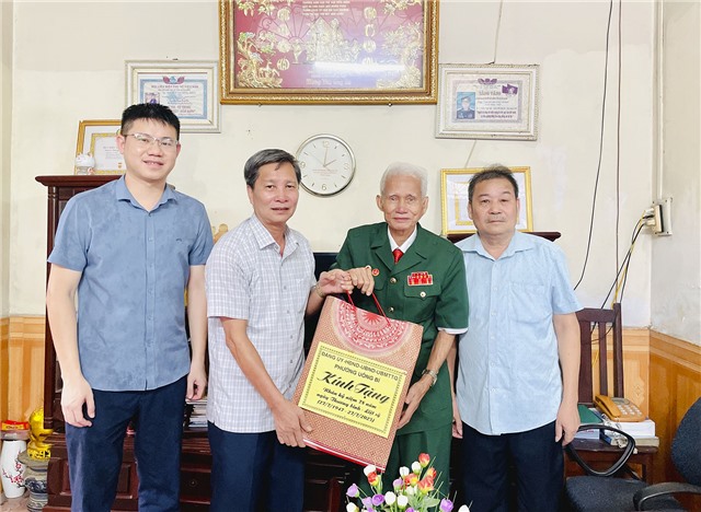 Phó Chủ tịch uu888 bet app phường Nguyễn Văn Thành thăm, tặng quà gia đình Người có công với cách mạng
