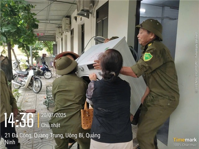 Lực lượng tham gia bảo vệ ANTT ở cơ sở phường uu888 one chung sức cùng Công an phường ứng phó bão số 3