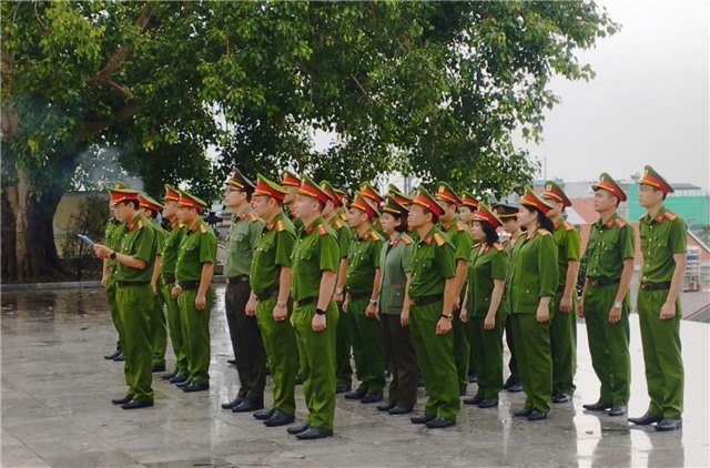 Công an phường uu888 one dâng hương tri ân các Anh hùng liệt sĩ